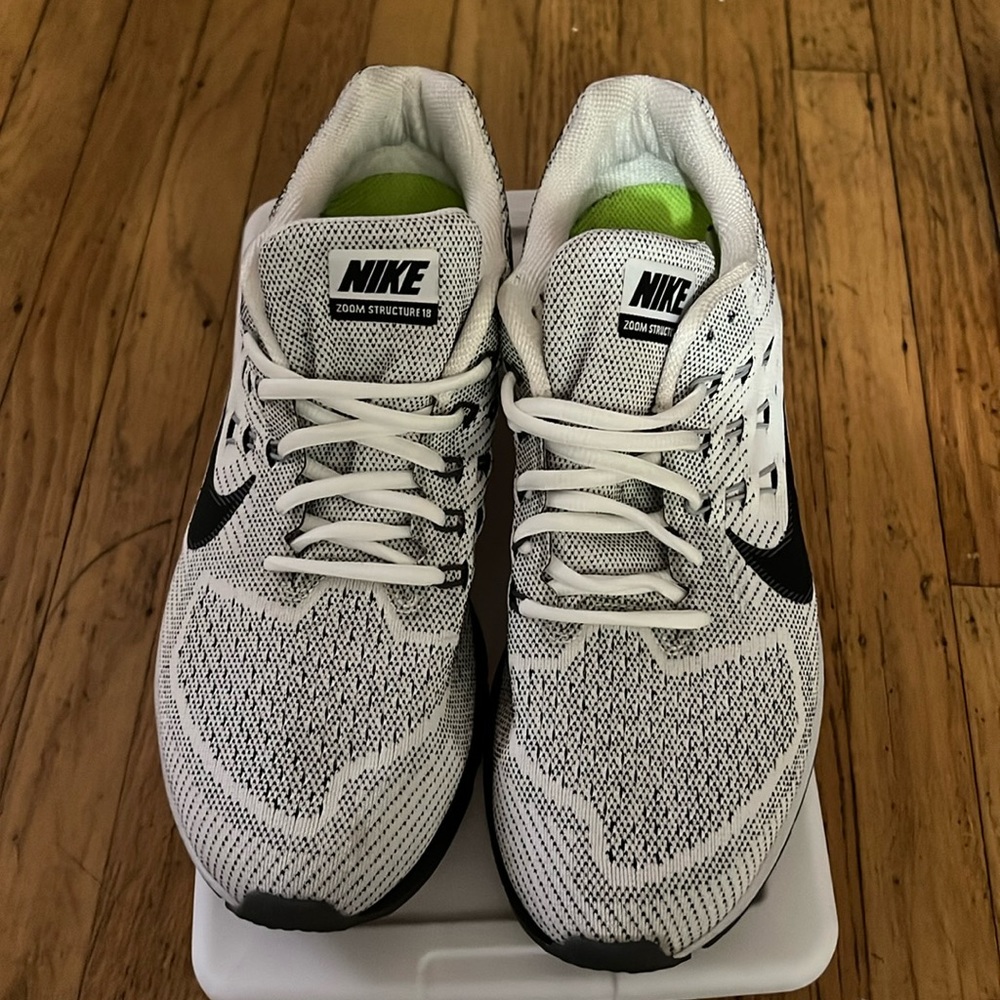 Nike ZOOM structure 18